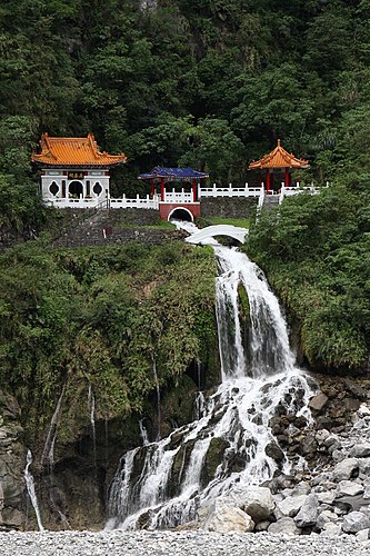 Храм Чанчунь («храм вечной весны») и водопад Чанчунь в национальном парке Тароко (Тайвань)
