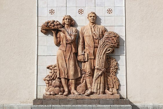 102 Барельеф на фасаде Павильон ВДНХ «Химия» (бывший Литовской ССР), Москва Автор - AlixSaz