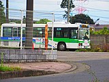 A Chiba Green Bus stops at Someino Turnaround, in a residential area near Keisei Usui Station