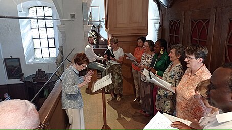 Chorale paroissiale pendant la messe du dimanche