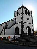 Igreja de Nossa Senhora da Assunção a partir da esquerda.jpg