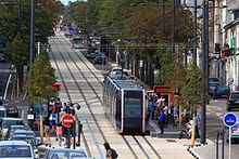 Eine Straßenbahn am Fuße des Grabens an der Station Place Choiseul.