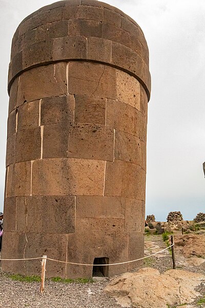 File:Complejo arqueológico de Sillustani 11.jpg