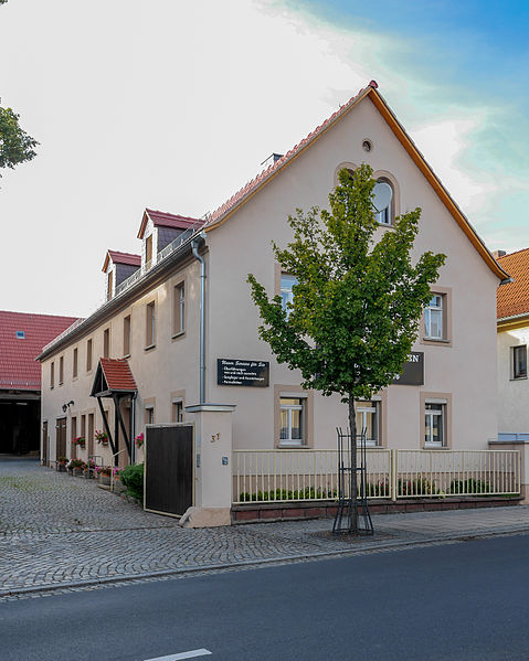 File:Coswig Hauptstraße 31 Wohnstallhaus und Scheune eines Bauernhofes II.jpg