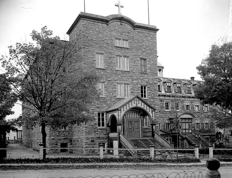 File:Couvent des Soeurs de la Providence du Sacré-Coeur Saint-André-Avellin BAnQ P174S4P381.jpg