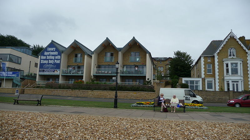 File:Cowes Queens Road new apartments 2.JPG