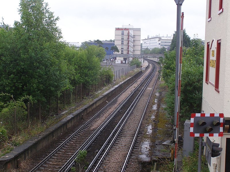 File:Crawley-station-2008.JPG