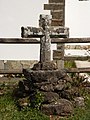 Cruz de pedra no adro da igrexa parroquial.