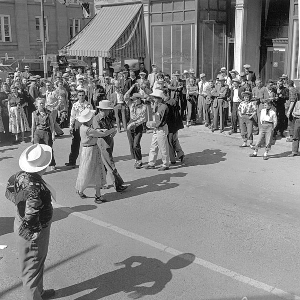 File:Dancing in the street (18963493974).jpg