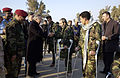 Rumsfeld kättelee Irakin poliisin iskujoukon loukkaantuneita jäseniä (2005)