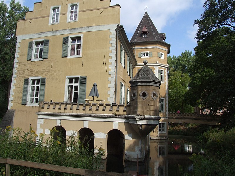 File:Denkmalnummer A 0047 + B 0020 Dortmund - Wasserschloss und Ambientetrauort Westhusen - Wassergraben.jpg