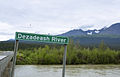 In Haines Junction, am Alaska Highway, quert die Haines Road den Dezadeash River.