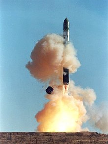 Um foguete Dnepr logo após o lançamento