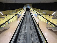 L'intérieur de la gare de Lugaritz avec les voies et les quais latéraux.