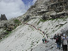 Wanderer auf dem Weg zur Dreizinnenhütte