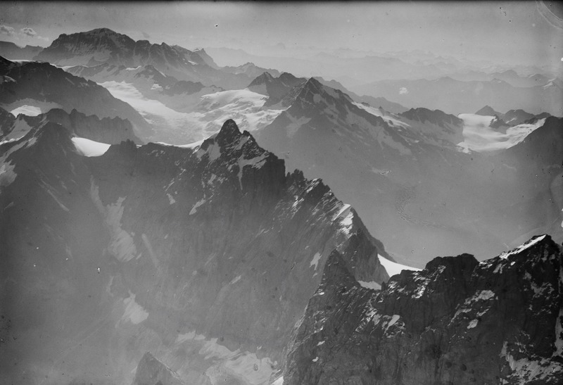 File:ETH-BIB-GrossRuchen, Düssitstock, Tödi v. N. O. aus 3600 m-Inlandflüge-LBS MH01-000184.tif