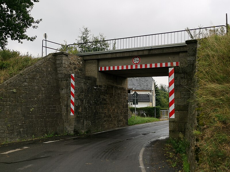 File:Eisenbahnbrücke steinaer Straße 2020-09-05.jpg