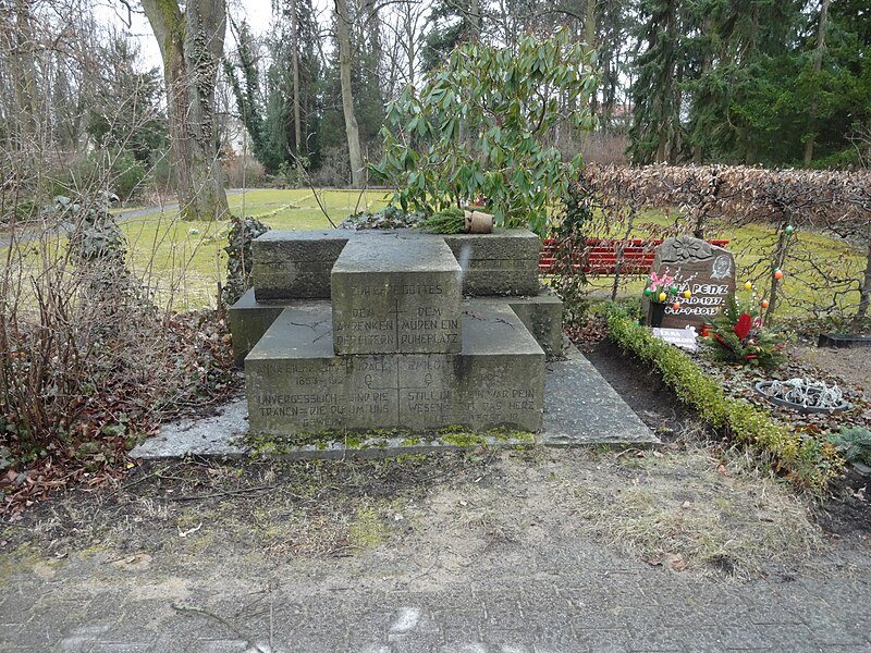 File:Emil Otto Karl Eichbaum (1845-1906), Friedhof Lichterfelde (1).jpg