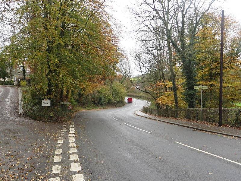 File:Entering Bridgefoot - geograph.org.uk - 4249353.jpg