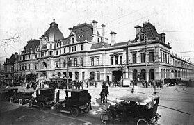 Estacion constitucion y automoviles 1910.jpg