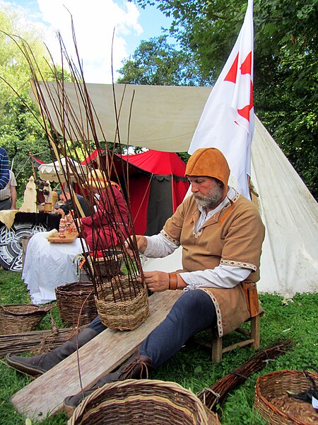 File:Fête au bord de l'eau 2013 à Amiens.jpg