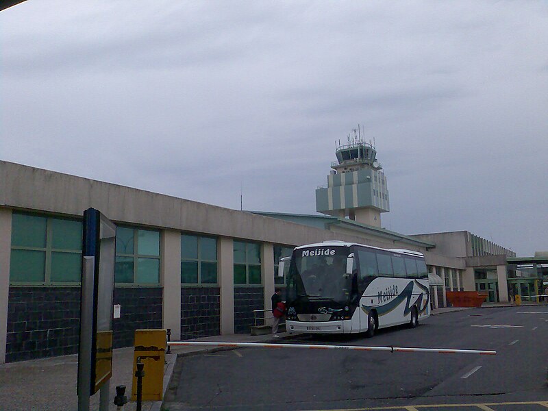 File:Fachada del aeropuerto de Santiago de Compostela.jpg