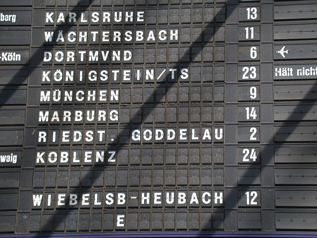 Display board at Frankfurt (Main) Hauptbahnhof (2005)