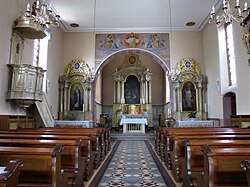 Vue intérieure de la nef vers les autels et le chœur