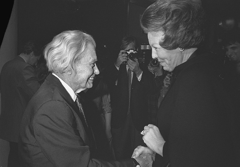 File:Filmregisseur Joris Ivens en Koningin Beatrix, Bestanddeelnr 934-3942.jpg