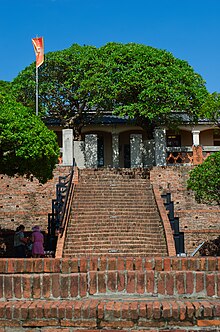 Treppen führen hoch zu einem roten Gebäude im Fort Zeelandia