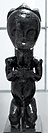 Statue d'ancêtre, gardien de reliquaire. Fang « du Sud », Mvaï. République gabonaise. 19e s. Bois, patine suintante. H. 37 cm[33],[36].