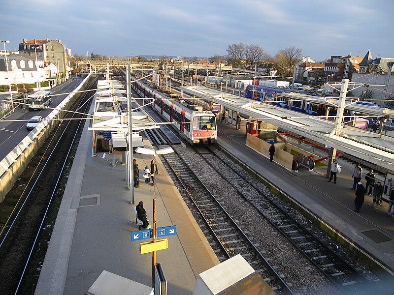 File:Gare d'aulnay sous bois - entrée en gare de la mission PEPE voie 4.jpg