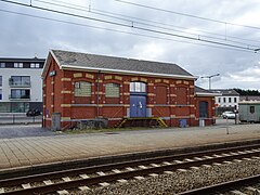 Petite halle à marchandises en briques, en gare de Jurbise.