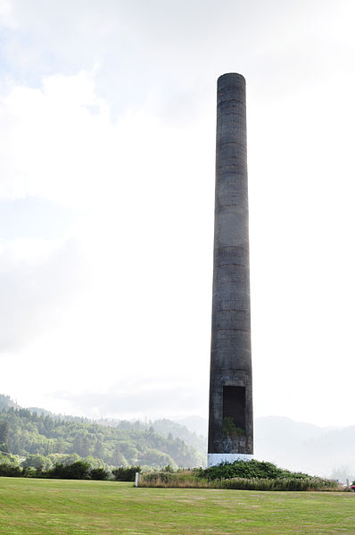 File:Garibaldi OR - old chimney.jpg