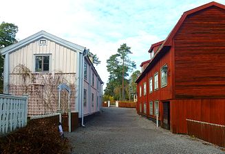 Garverigården (t.h.) och Lundbergs gård.