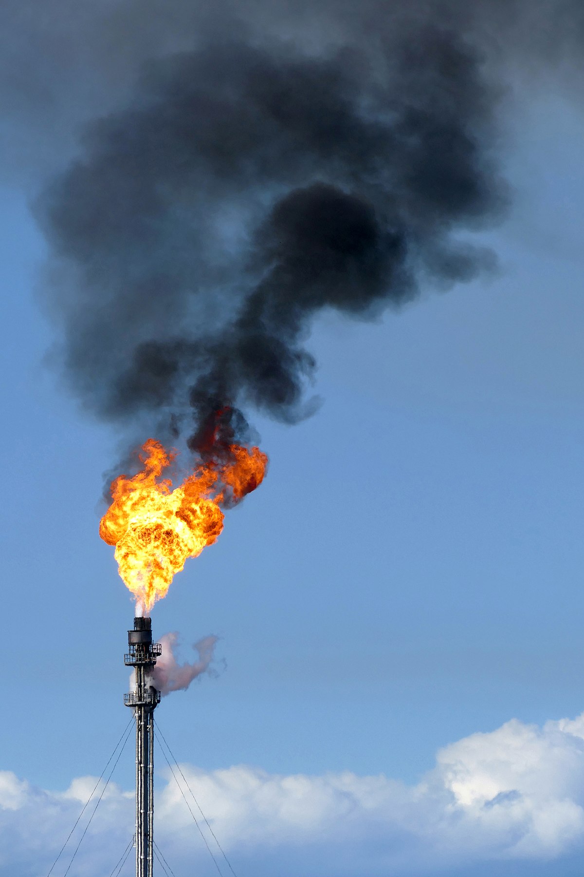 File:Gas flare on top of a flare stack at Preemraff Lysekil 5.jpg - Wikimedia  Commons