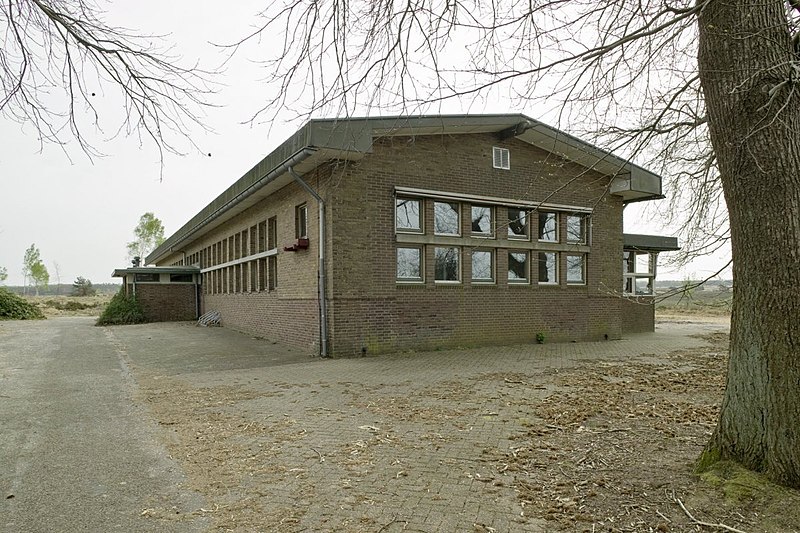 File:Gebouw C - rechter voorzijde - Radio Kootwijk - 20410220 - RCE.jpg