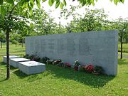 慰霊碑に接近した写真。犠牲者の名が刻まれている。