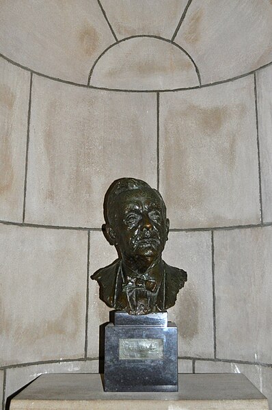 A bust of Norris was created in 1942 by Jo Davidson for the Nebraska Hall of Fame.