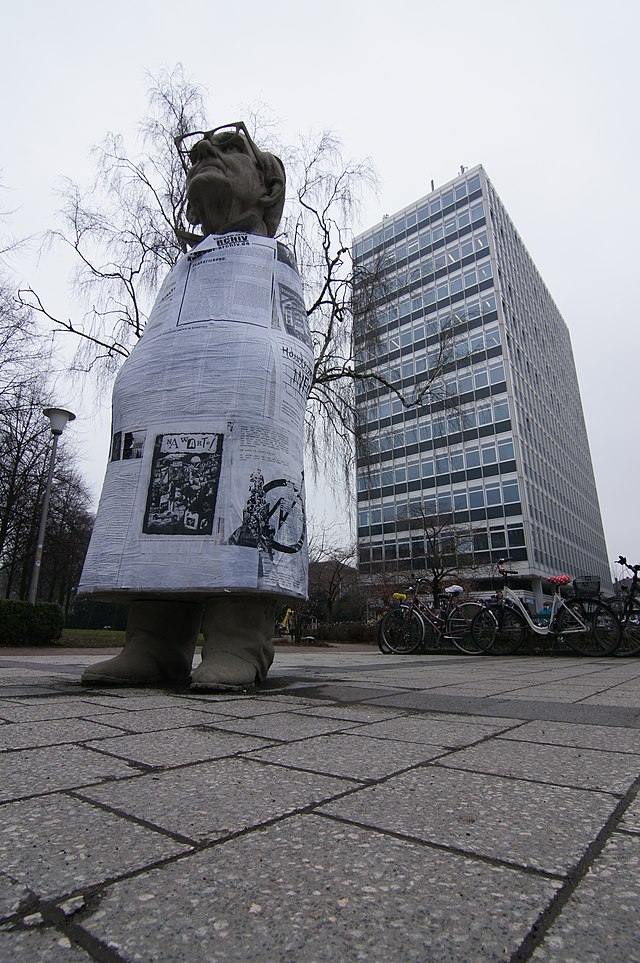 История снизу. Памятник Эльзеру в Берлине.