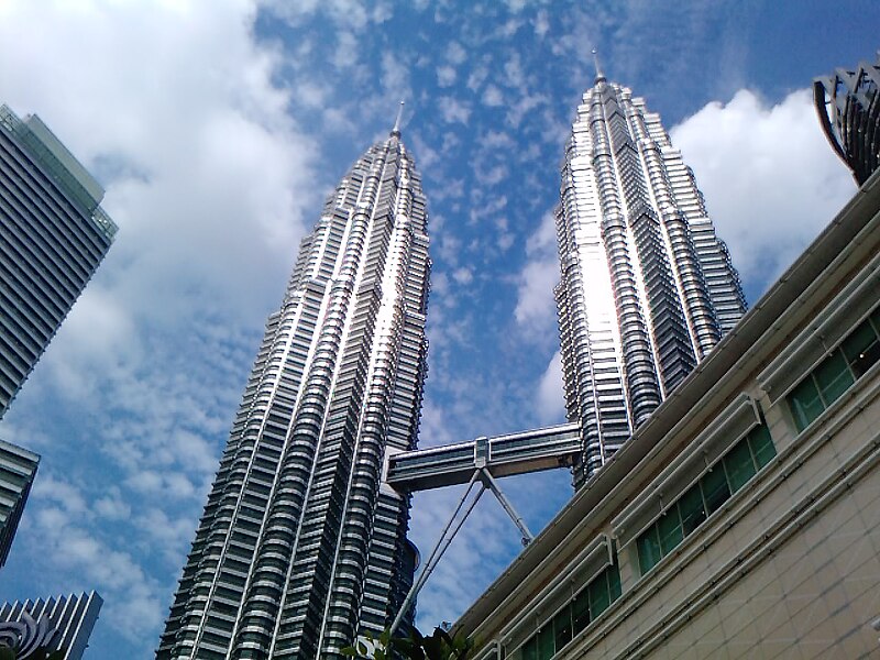 File:Gleaming KL Twin Towers.jpg