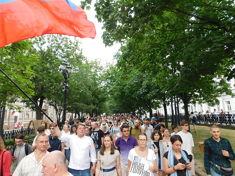 Движение по Рождественскому бульвару. Свободный марш под флагом России