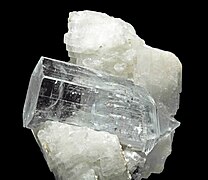 farbloser Kristall in weißem Albit