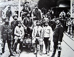 Percement du tunnel ferroviaire du Saint-Gothard; ouvriers à Airolo, en 1880.