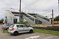 Blick auf die neu errichtete Fußgängerüberführung vom Parkplatz aus