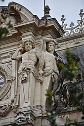 Termes de Jupiter et compagnon, Lyon, palais de la Bourse, horloge du fronton, façade nord.