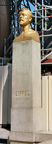 Un monumento a Gustave Eiffel en la base de la Torre Eiffel.
