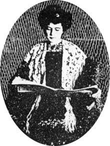 Portrait en noir et blanc et de forme ovale d'Hélène Picard, les yeux baissés, tenant un livre dans les mains.