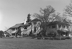 Fotografie domu Hall – Chaney na širokém trávníku.