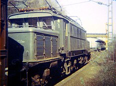 Sommer 1975: eine Lok der Baureihe 193 am Signal-Halt des aufgelassenen Haltepunktes Heslach